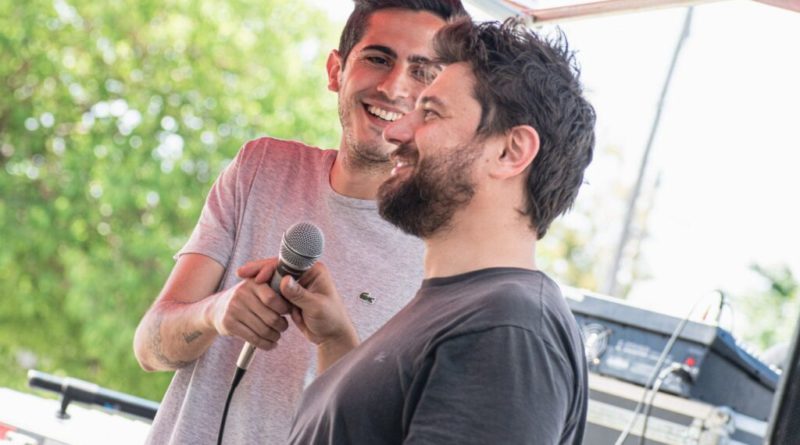 Juan Grabois encabezó asambleas con vecinos en José León Suárez 21 octubre, 2021 Redaccion Zorzal Diario @LO ÚLTIMO 0 comentarios Twittear Compartir Whatsapp Telegram El referente del Frente Patria Grande, Juan Grabois estuvo en Cárcova y Lanzone, donde participó de reuniones con vecinos y vecinas junto al candidato a concejal del Frente de Todos, Alán González. Participaron Gabriela Carpinetti, Directora Nacional de Promoción y Fortalecimiento para el Acceso a la Justicia; Dina Sanchez, secretaria adjunta de la Unión de Trabajadores de la Economía Popular (UTEP) y Natalia Zaracho. Además se sumó el actual diputado nacional y candidato a concejal, Leonardo Grosso. “Me hago cargo de que soy parte del Frente de Todos, aunque estoy muy enojado con el Gobierno, como muchos de nuestros compañeros. La derrota no es que haya perdido el FDT, sino que haya ganado Macri”, disparó Juan Grabois en el inicio de una de las asambleas que llevó adelante en San Martín. “Hay que escuchar y cambiar el rumbo-pidió Grabois-. Como muchos no lo hacen, lo venimos a hacer nosotros con asambleas en los barrios”. Juan Grabois Junto Al Candidato A Concejal Del Frente De Todos, Alán González