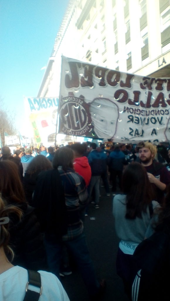 Los metalurgicos de la Seccional VICENTE LOPEZ, symando su adhesión en Plaza de MAyo.