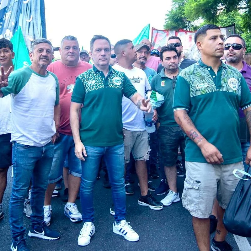 📌 El #FrenteSindical, representantes de #CGT, Sindicato de Camioneros y ambas #CTA marcharon este lunes a la embajada de #Brasil