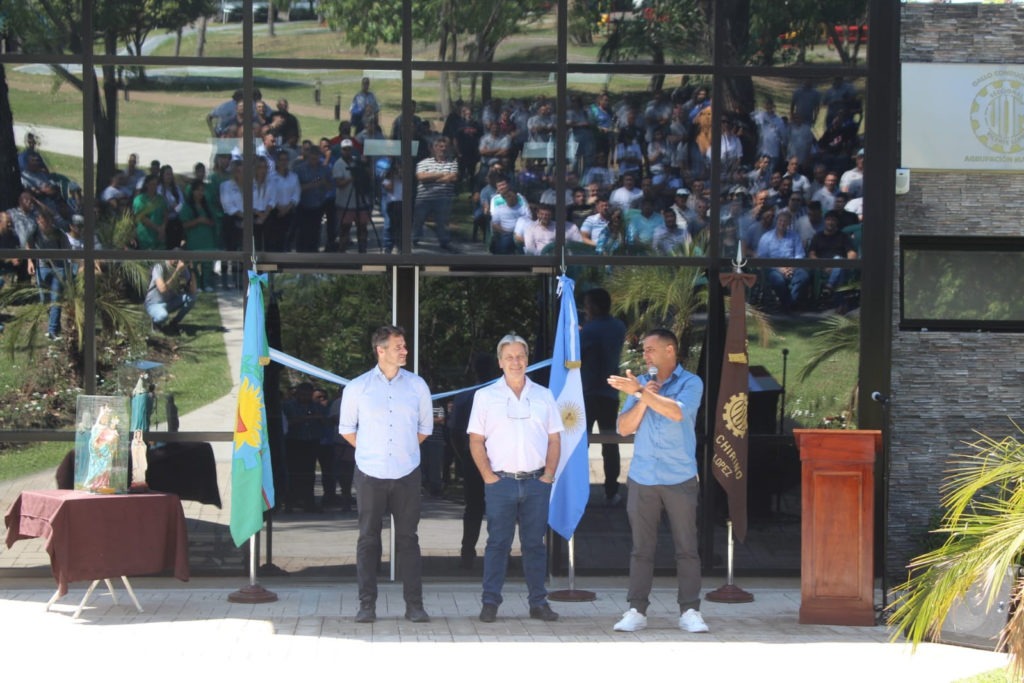 EL ACTO INAUGURAL DE LA CLÍNICA AUGUSTO TIMOTEO VANDOR- EN ELPREDIO DE LA FAMILIA METALÚRGICA EL AÑO PASADO- CON LA PRESENCIA DEL INTENDENTE ACHAVAL; EL SEC.GRAL. DE LA U.O.M.R.A , ABEL FURLÁN , Y COMO ANFITRIÖN DE LA SECCIONAL VTE LOPEZ; SU SEC.GRAL. EMILIANO GALLO.