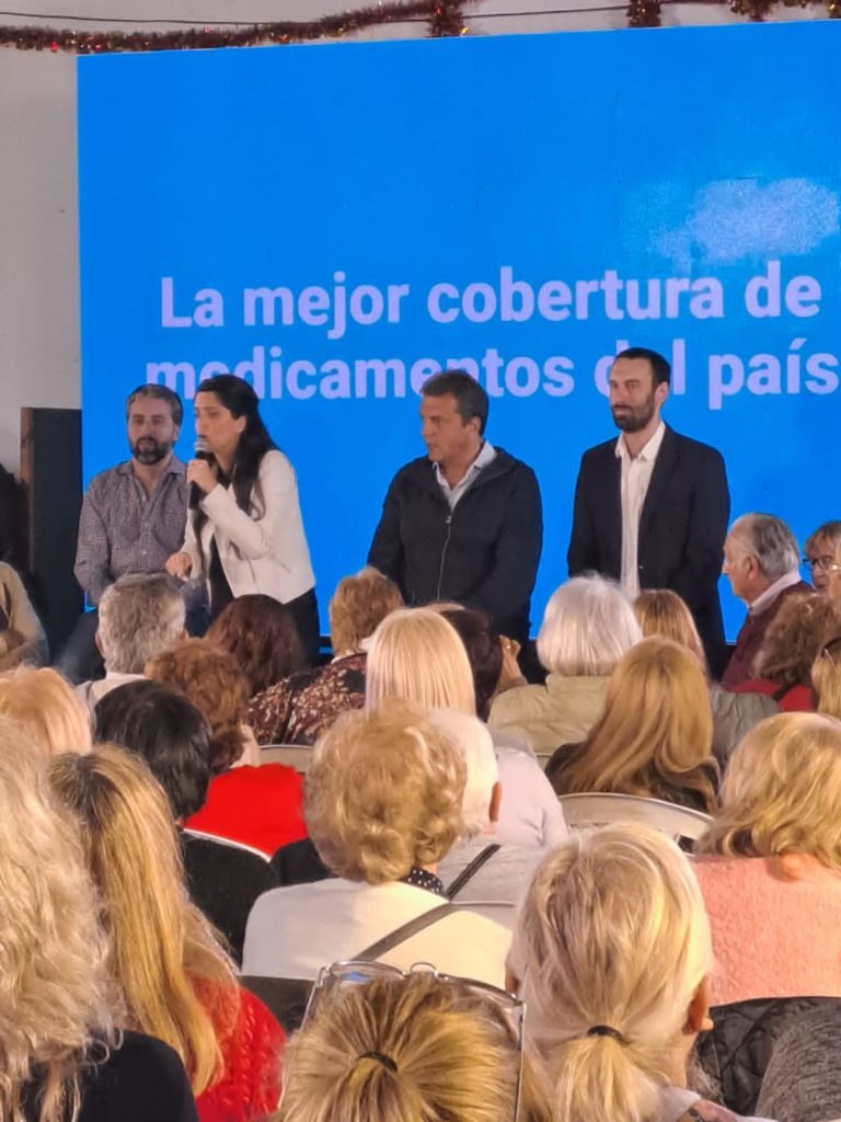 Hoy ustedes empiezan a tener un rol fundamental, que es explicarle en la mesa a los más jóvenes la importancia del PAMI y del Estado para sus vidas”.