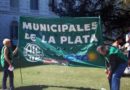 Trabajadores municipales de UPCN en La Plata llevan adelante un paro durante este jueves.