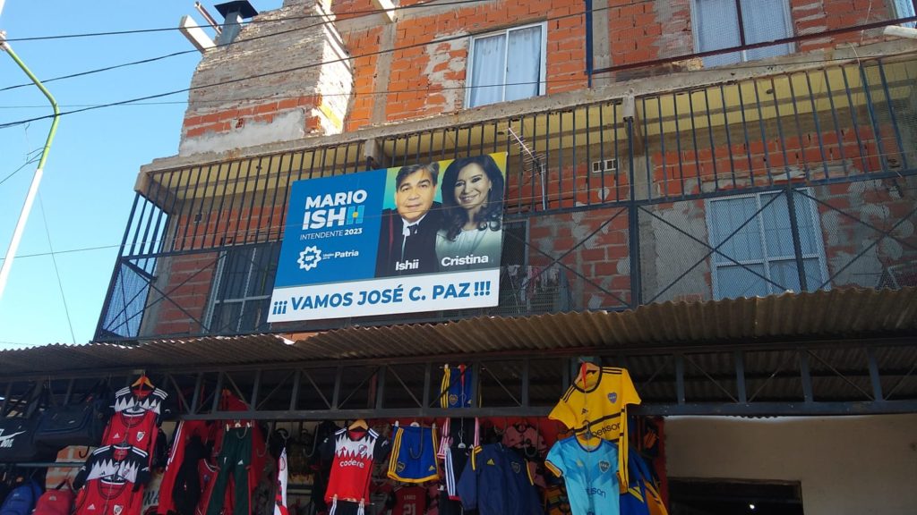 Con carlelería e inversion mínima, el intendente paceño muestra gestión y obra, su fuerte en la gestión. Aqui su publicidad en el barrio de Sol y Verde, un logro del jefe comunal al que le sumo una estación estrategica para el desarrollo de este barrio.