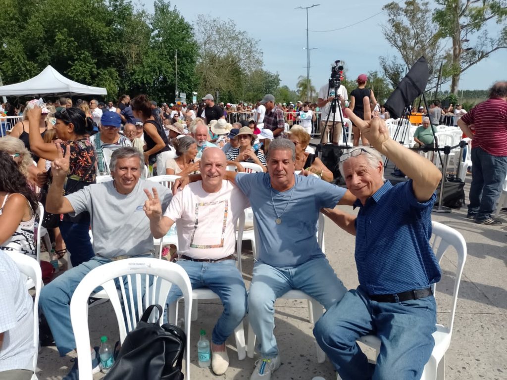 MILITANTES DE LA AGRUPACION PERONISTA LOCAL DE HURLINGHAN, "TERRICOLAS", ACOMPAÑANDO LA INAGURACION DE ESTA OBRA. 