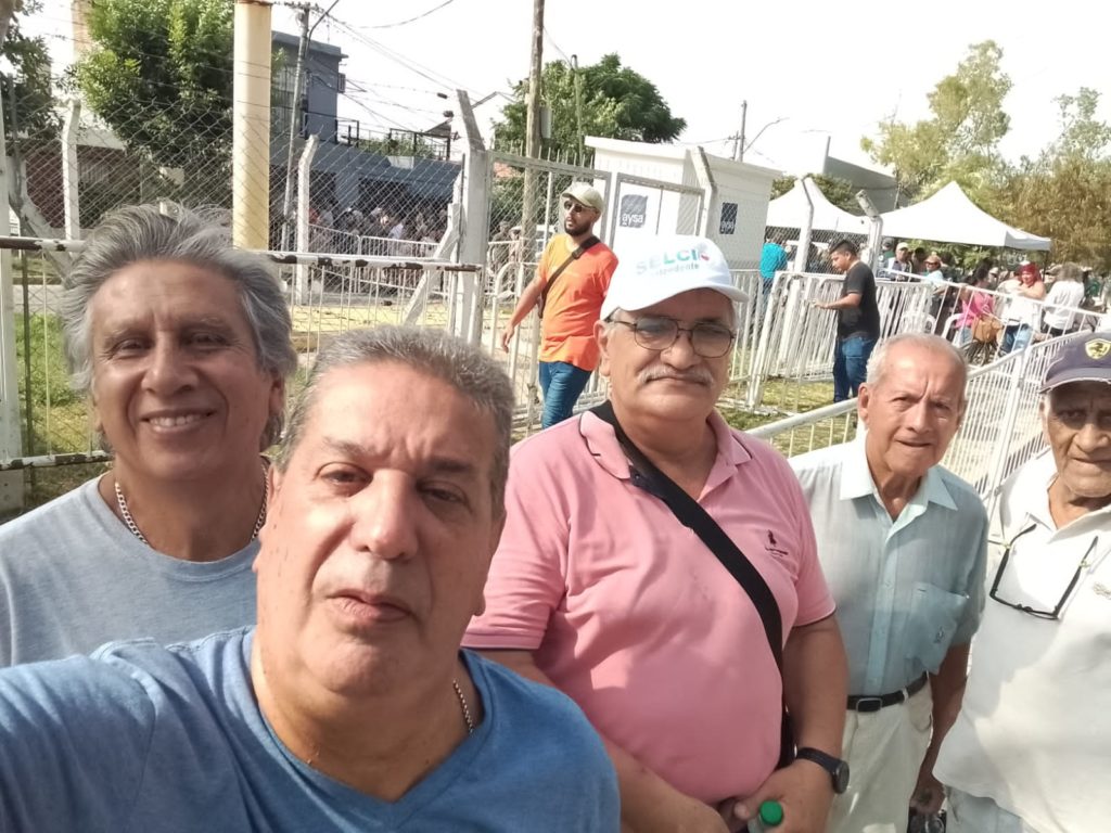 MILITANTES DE LA AGRUPACION PERONISTA LOCAL DE HURLINGHAN, "TERRICOLAS", ACOMPAÑANDO LA INAGURACION DE ESTA OBRA.