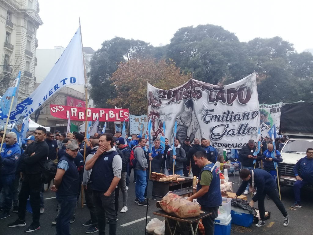 LA MILITANCIA POPULAR DE LA UOM VICENTE LOPEZ, MANIFESTO EN LA PLAZA DEL CONGRESO EN DEFENSA DE LOAS DERECHOS LABORALES QUE ARRASARIA LA LEY BASES DEL PRESIDENTE MILEI 