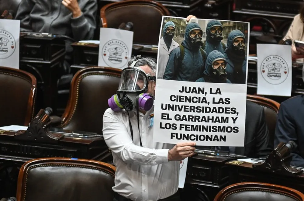 El diputado santafesino Esteban Paulón, con máscara y carterles. FOTO CLARÍN