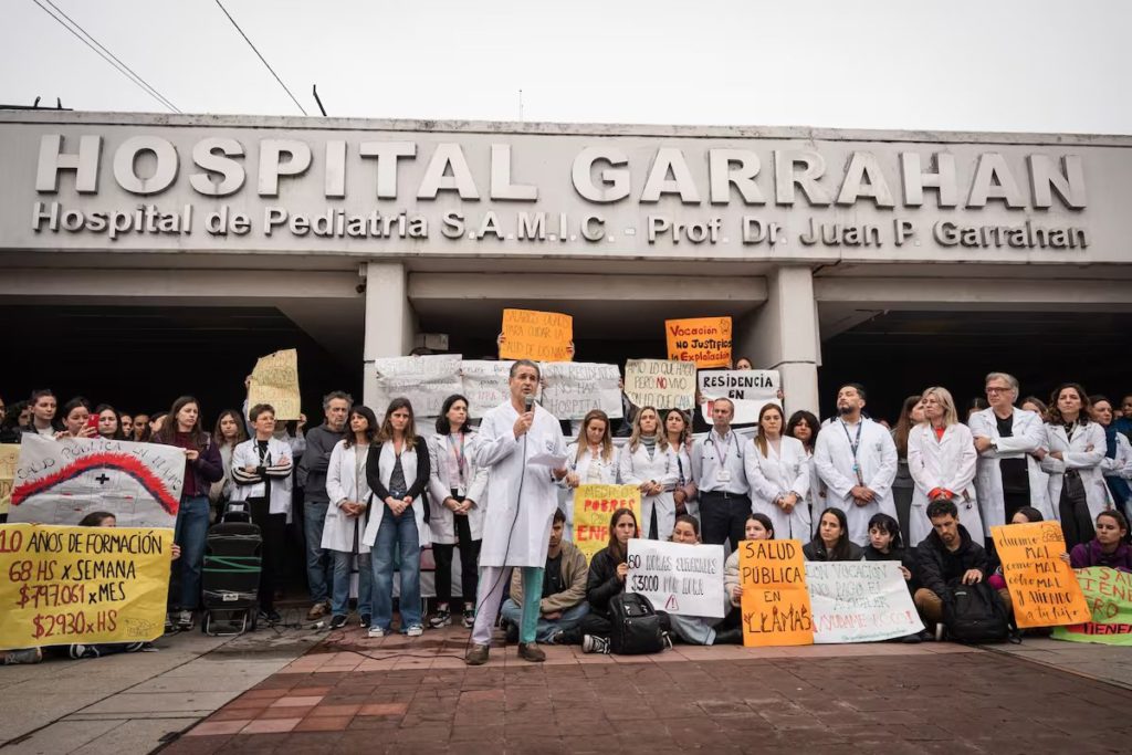 Residentes del Garrahan encabezan una nueva marcha del Congreso a Plaza de Mayo.