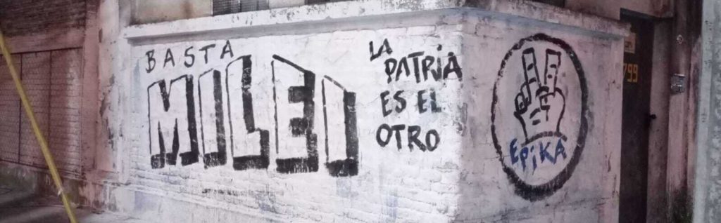 La Patria es el Otro desplegó sus pintadas en los distritos del conurbano donde tiene mayor construcción política.
