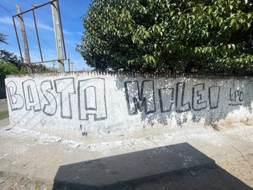 Las paredes hablan y más en política.
