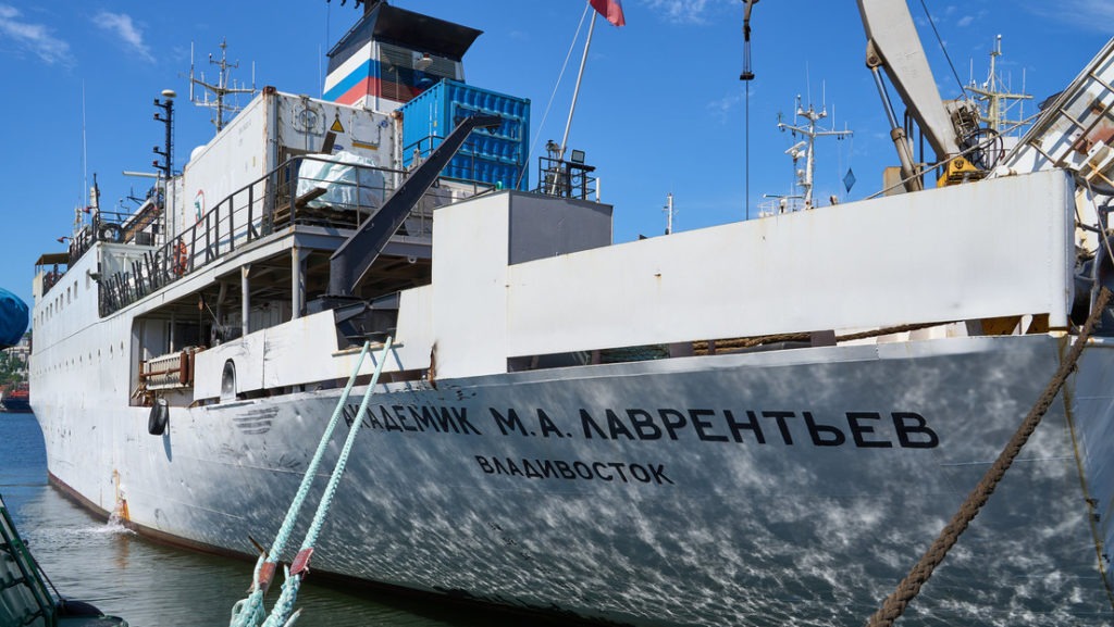 El buque científico 'Akademik M.A. Lavrentiev' en Vladivostok, Rusia, el 22 de julio de 2025.
