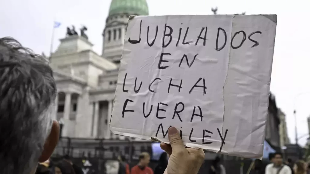 Jubilados marchan frente al Congreso