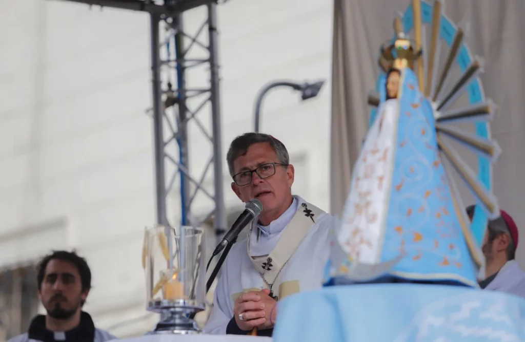 Sin eufemismos el arzobispo salió así al cruce de una medida adoptada por el gobierno que encabeza Jorge Macri en la Ciudad por la cual se decidió sancionar con fuertes multas a quienes hurgan en la basura.