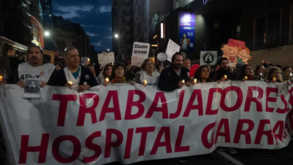 Los trabajadores del Hospital Garrahan volverán a manifestarse.Jubilados marchan frente al Congreso (Foto: NA)