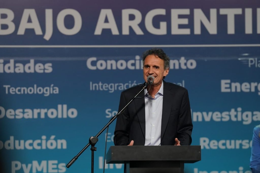 "El programa económico del gobierno nacional destruyó 15 mil PyMEs y duplicó la desocupación, dañando toda la industria nacional", denunció el gobernador.